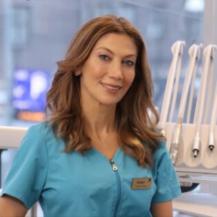 Portrait of Alaleh Tarahomi (DDS), Clinic Manager and dentist at Gloss & Floss Dental Care in Stockholm (Södermalm).