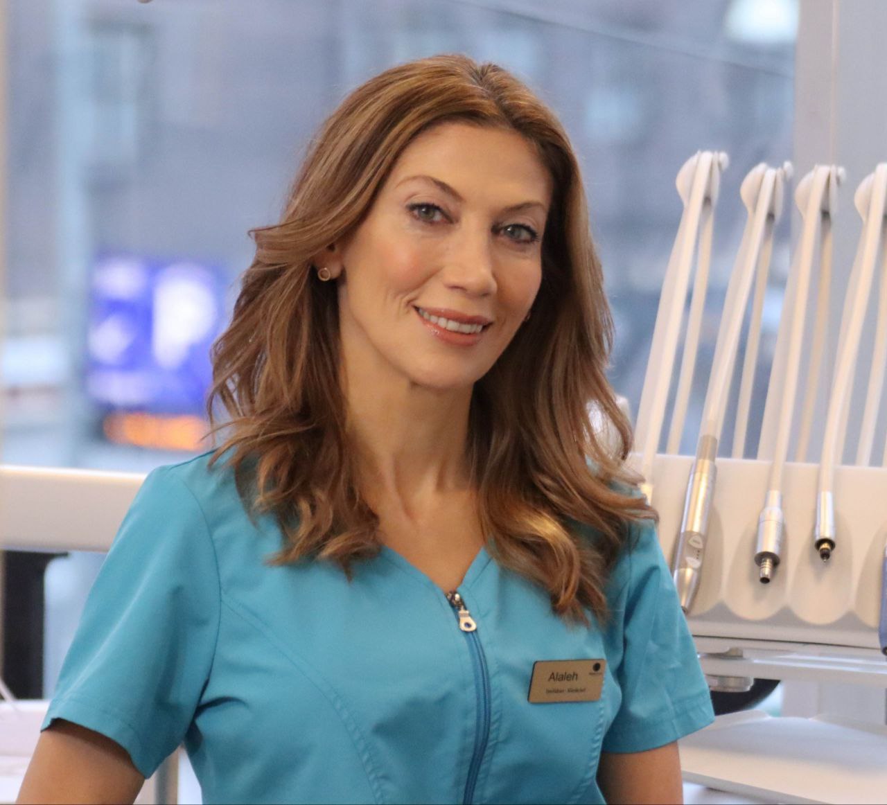 Portrait of Alaleh Tarahomi (DDS), Clinic Manager and dentist at Gloss & Floss Dental Care in Stockholm (Södermalm).